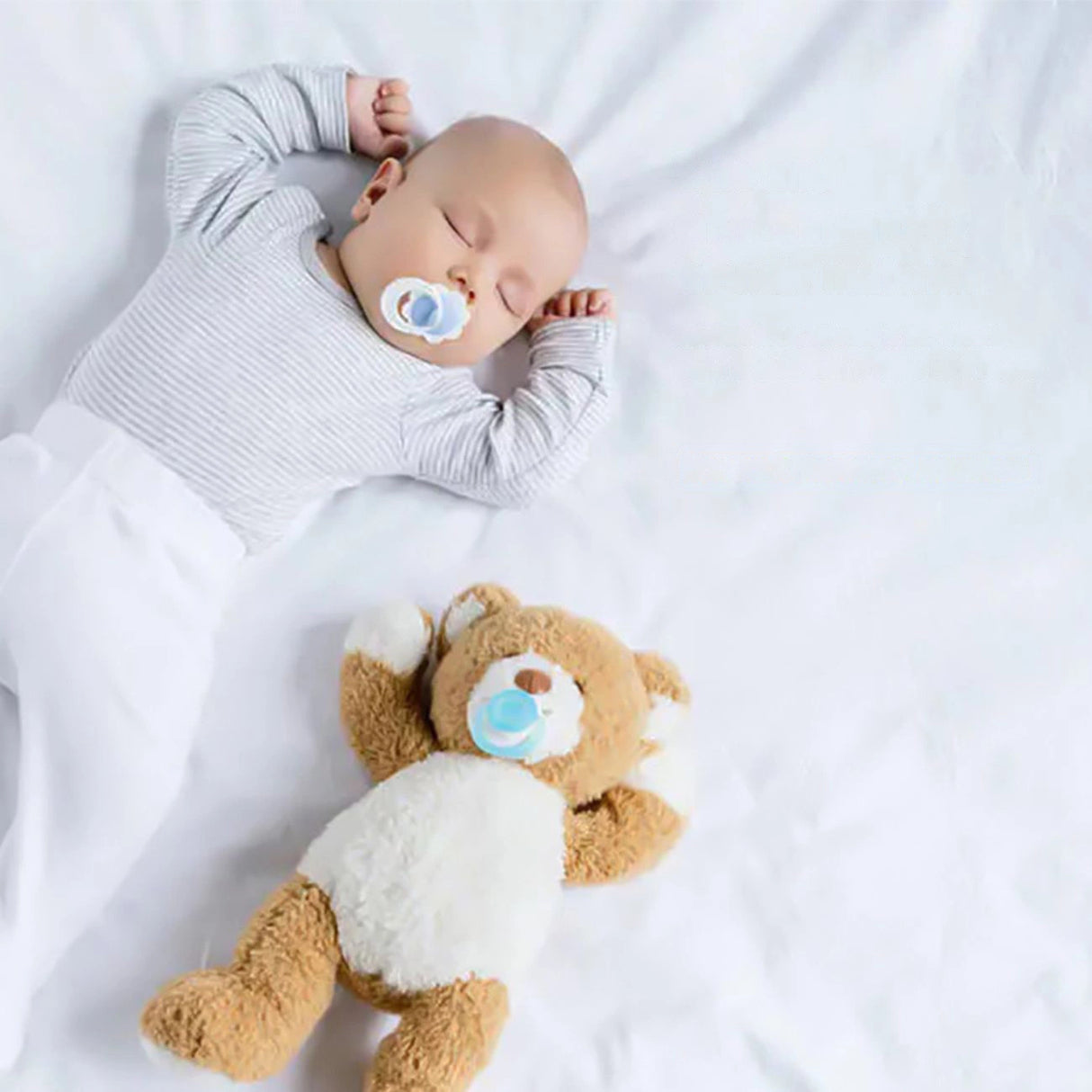 Nillkin CamShield Magnetisk Silicone Case iPhone 14 Plus Magnetisk MagSafe Camera Cover Purple