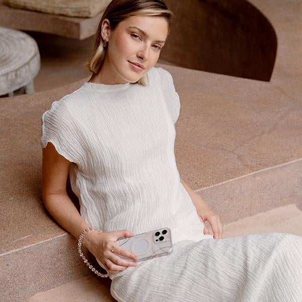 Uniq Coehl Verdure Magnetisk opladningsfoder til iPhone 16 Pro - gennemsigtig