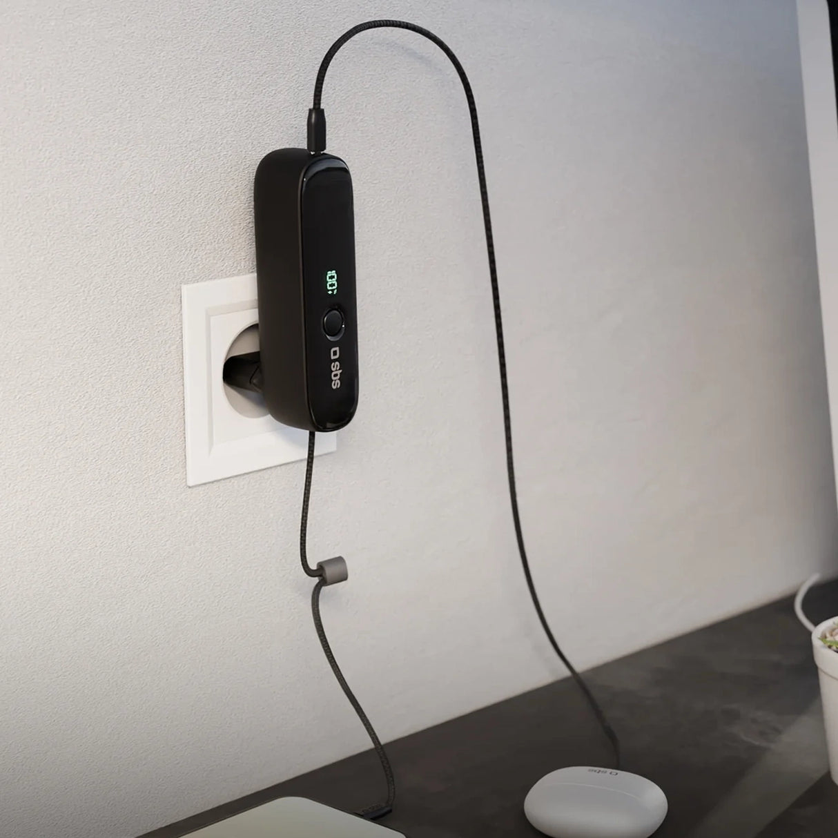 SBS Hybrid PD 20W 5000mAh Power Bank med indbygget kabel og foldable plug - sort