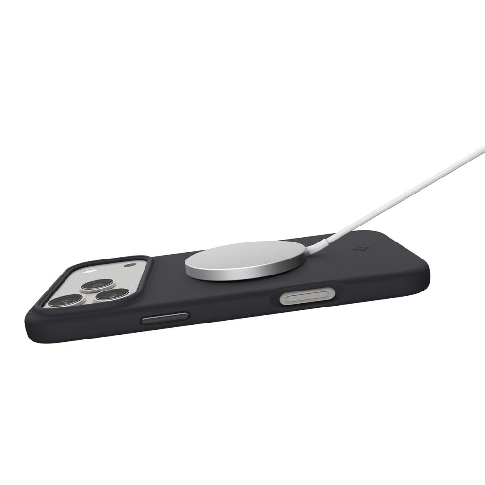 Spigen Silicone Fit MagSafe Case til iPhone 17 Pro - sort