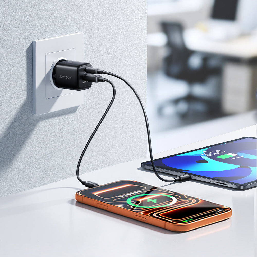 Joyroom JR-TG7 33W USB-A + USB-C Wall Charger - sort