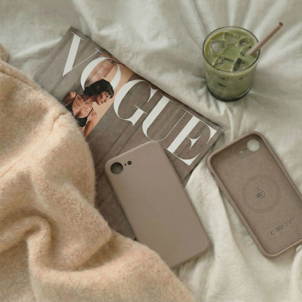 Tech-Protect Silicone MagSafe Case til iPhone 16E / 17E - Brunt