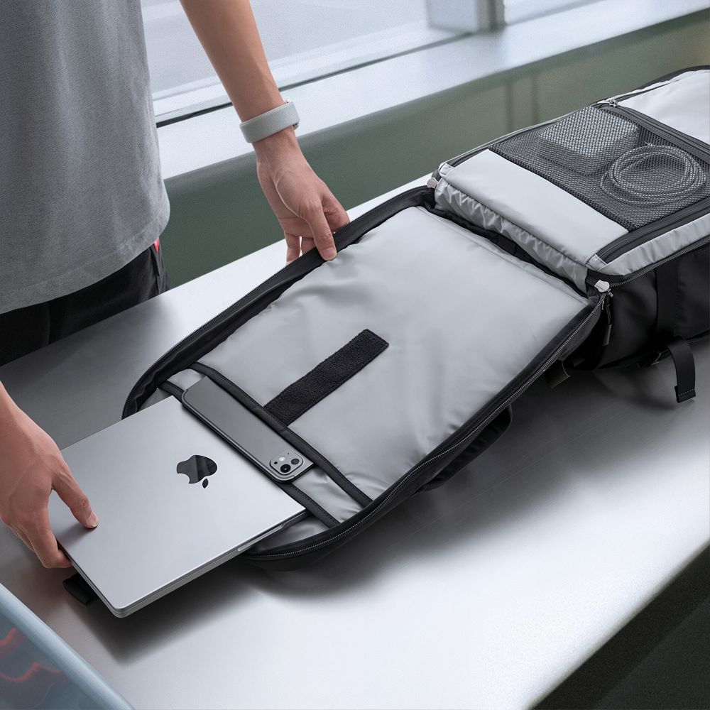 Tech-Protect Defender S70 RYANAIR & WIZZAIR 24L Laptop Backpack - Black