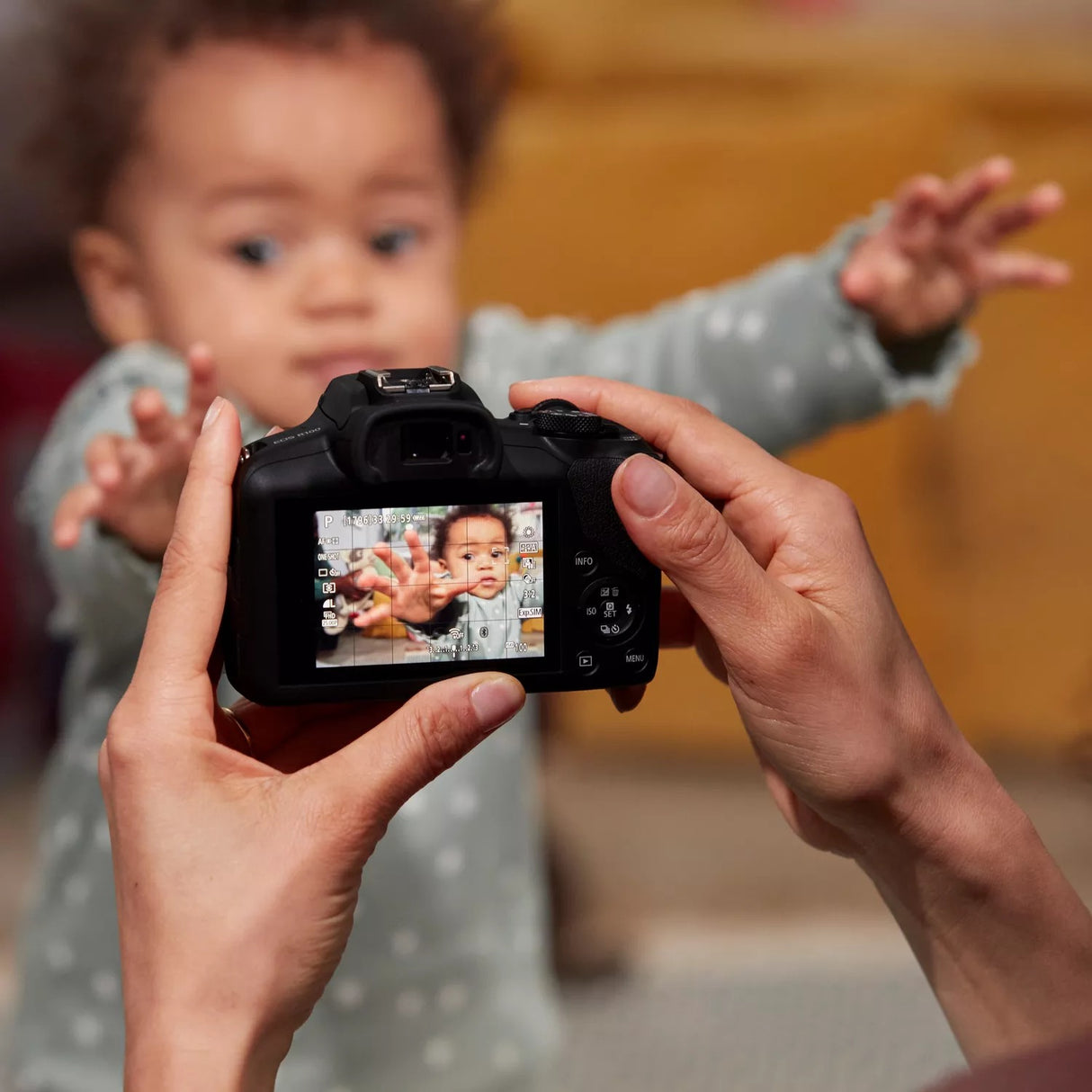 Canon EOS R100 Digitalkamera + RF-S 18–45MM IS STM