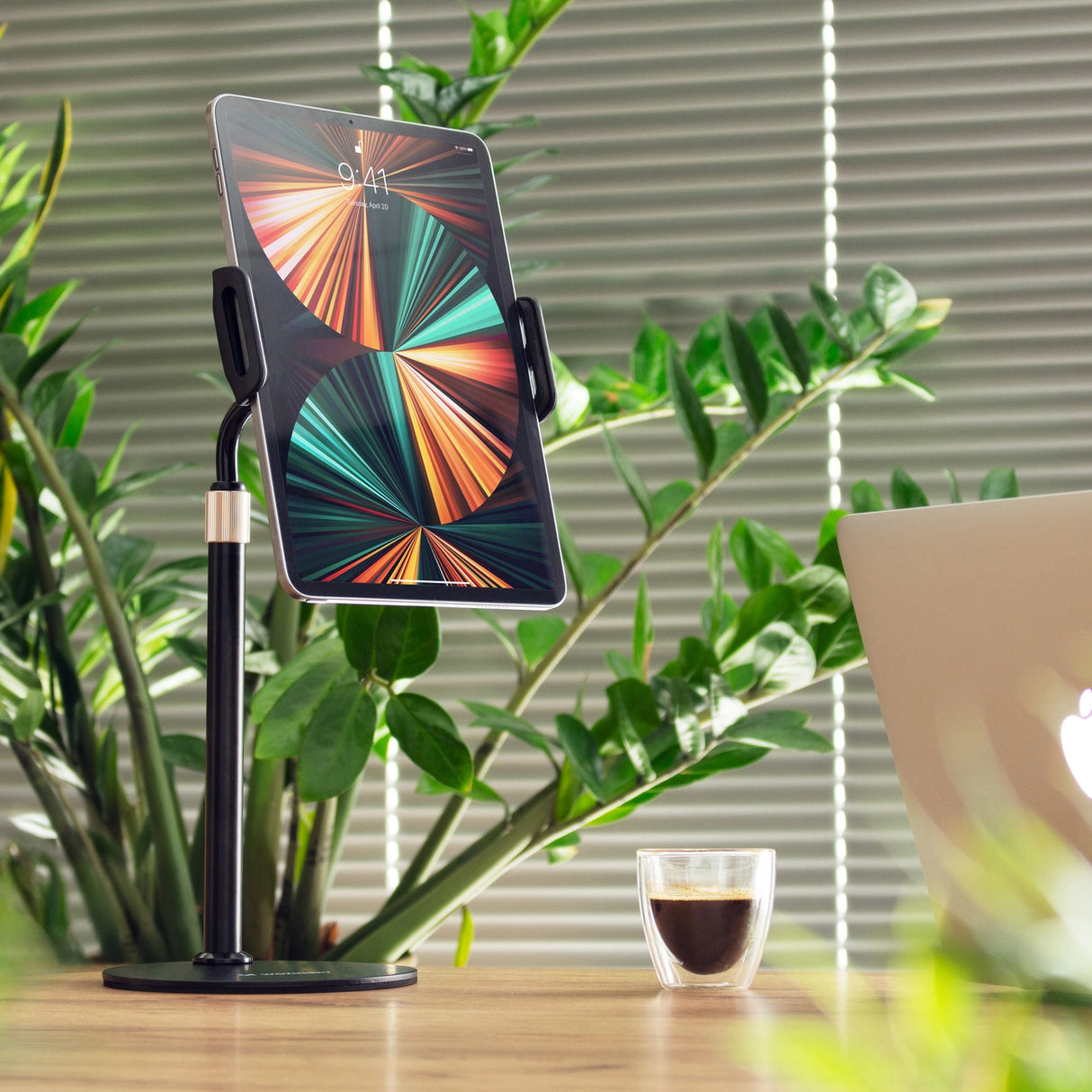 Wozinsky står for tablet og telefon på skrivebordet sort (WTHBK4)