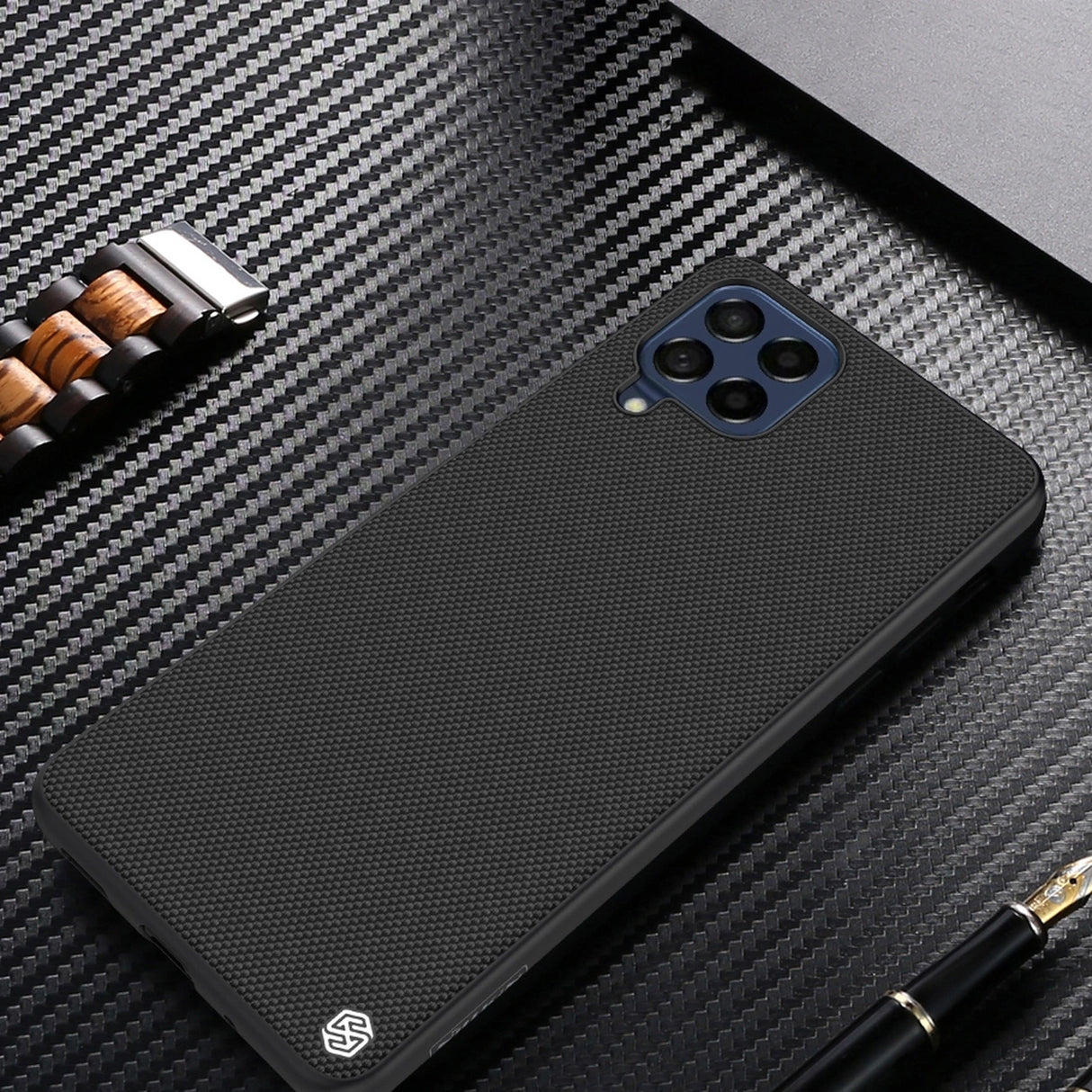 Nillkin Textured Case holdbar forstærket kuffert med gel ramme og nylon tilbage til Samsung Galaxy M53 5G sort