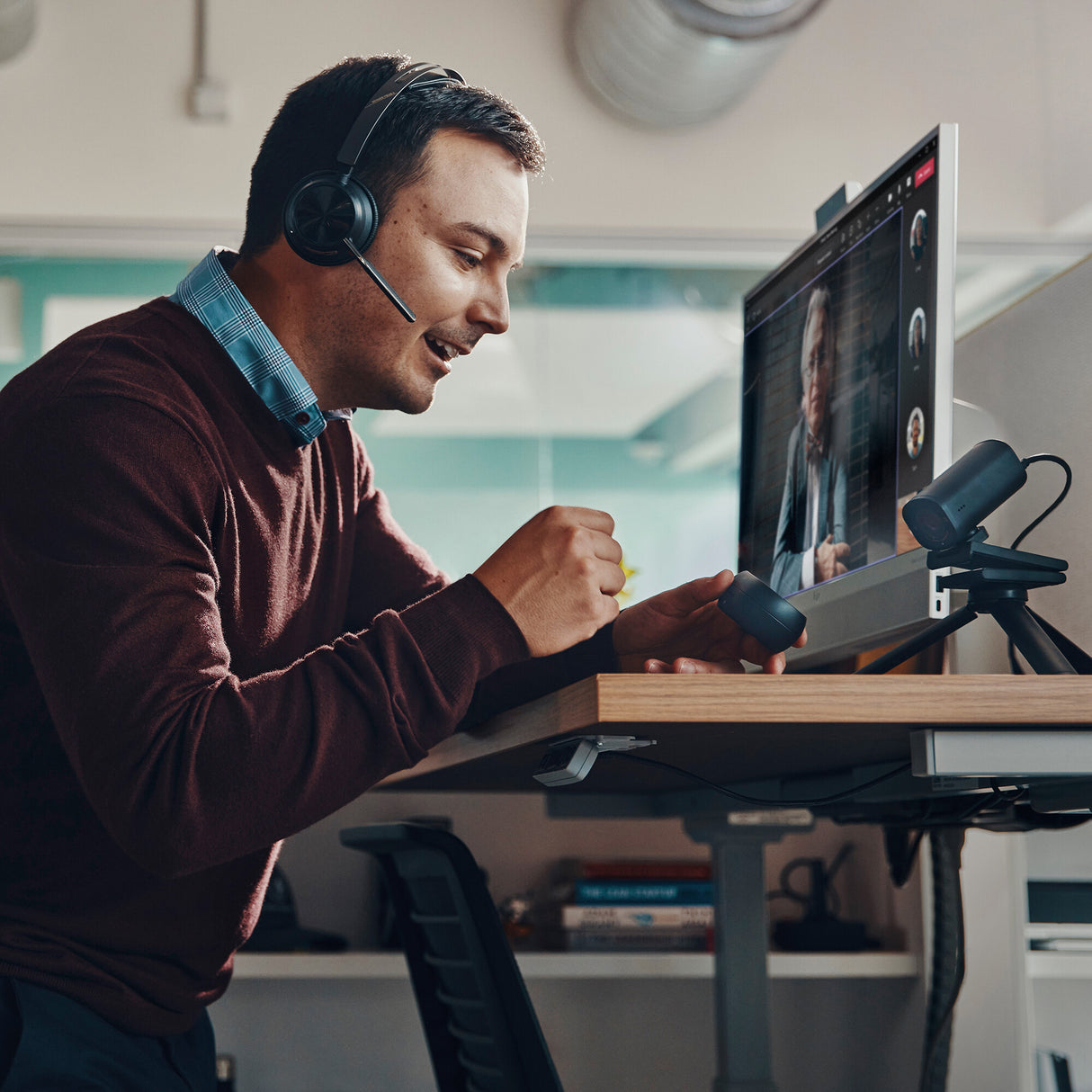 HP Poly Voyager Focus 2 USB-C-C Headset +USB-C/A Adapter +Charging Stand