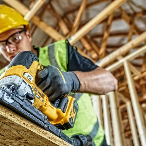DeWALT Stiksav 18V Batteri og lader ikke inkluderet