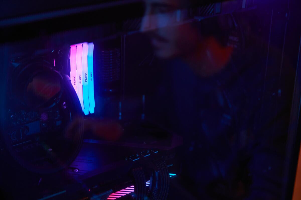 Kingston Technology FURY 32 GB 6400 MT/s DDR5 CL32 DIMM (sæt med 2) Renegade RGB