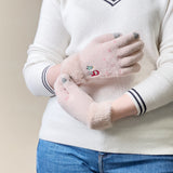 Vintertelefonhandsker til kvinder med en snemand og et juletræ - beige