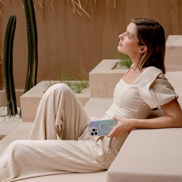 Uniq Coehl Lineær Magnetisk Opladning Case til iPhone 16 Pro - Iridescent