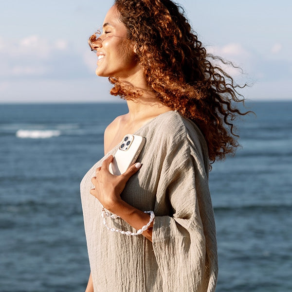 Uniq Coehl Muse Magnetisk opladningsfoder til iPhone 16 Pro - Beige