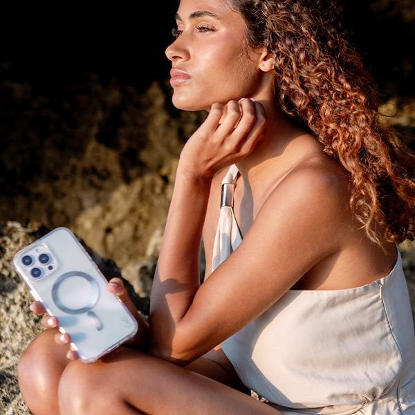 Uniq Coehl Savon Magnetisk opladningsfoder til iPhone 16 Pro - gennemsigtig