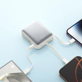 Joyroom JR-PBF27 10000mAh 22.5W Powerbank med indbygget USB-C og Lightning-kabler - hvid