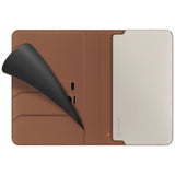 Uniq Belmont Passport Case med Apple Find My RFID Blocking Caramel Beige