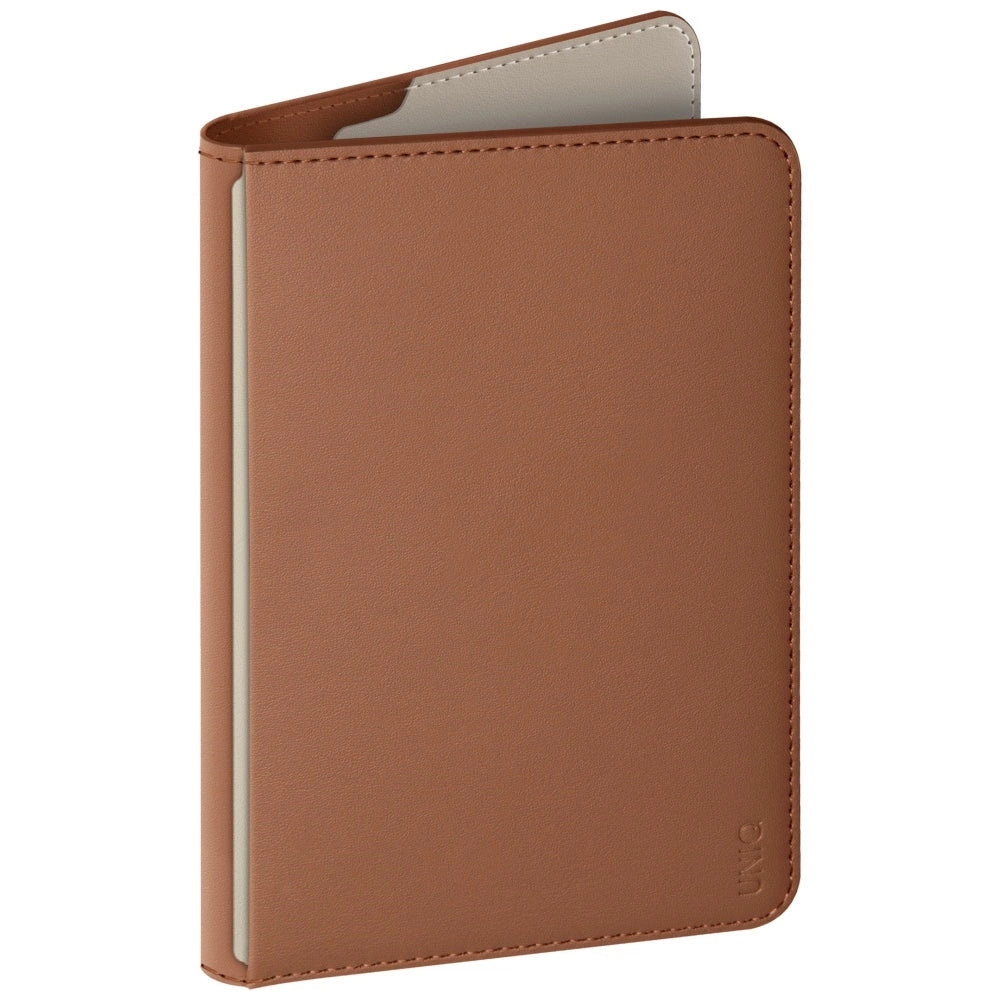 Uniq Belmont Passport Case med Apple Find My RFID Blocking Caramel Beige