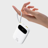 Baseus EnerFill FC31 20000mAh 22.5W Powerbank med digitalt display og 2 indbyggede kabler (USB-C + Lightning) - hvid