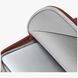 Uniq Cyprus Ridge Edition Laptop Sleeve til en 14" vandtæt neopren laptop - rød