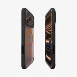 Spigen Ultra Hybrid MagSafe Case til iPhone 17 Pro - sort og orange