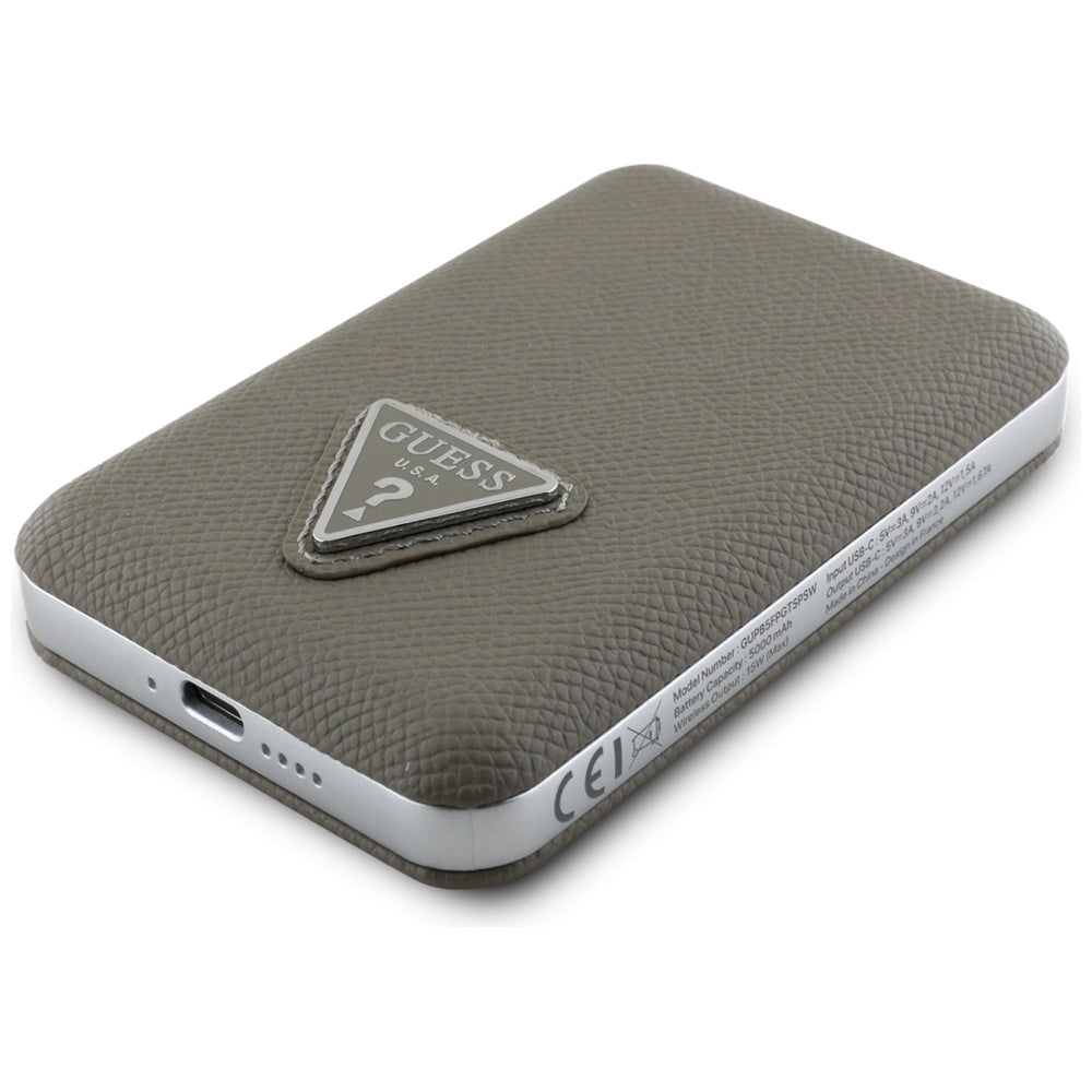 Guess Grained Triangle Power Bank med MagSafe 5000mAh 15W USB-C - Brunt