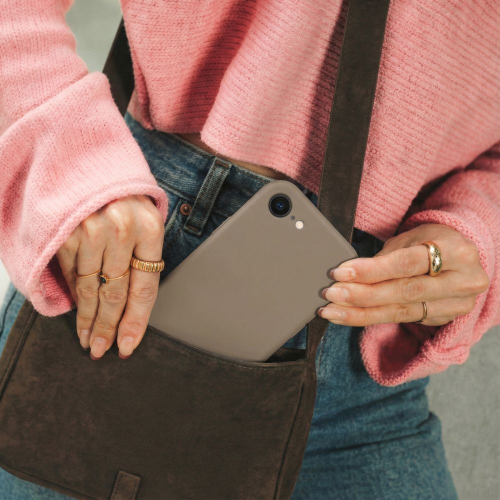 Tech-Protect Silicone MagSafe Case til iPhone 16E / 17E - Brunt