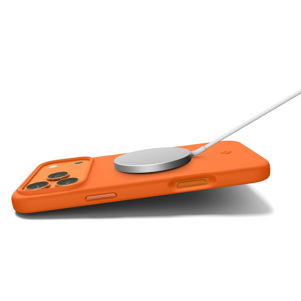 Spigen Silicone Fit Mag Case til iPhone 17 Pro - Orange