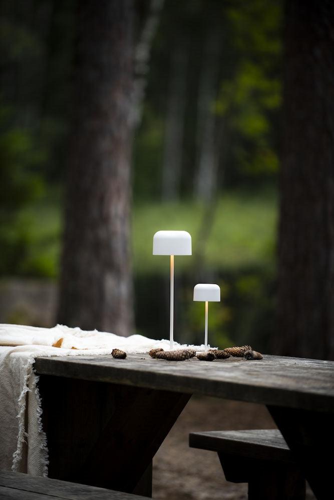 Konstsmide Lille mini hvid bordlampe portable