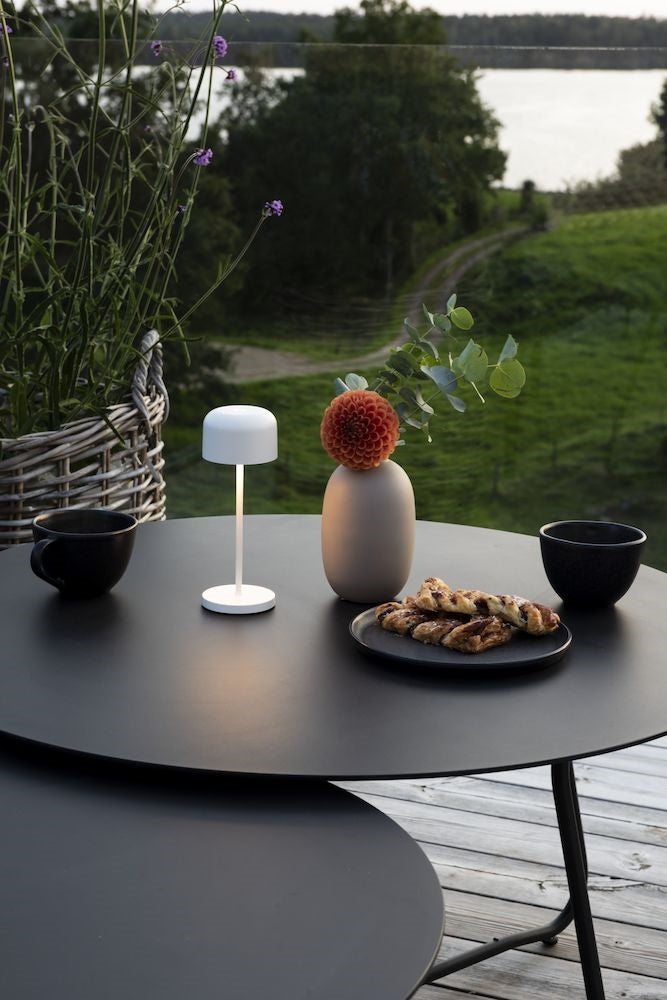 Konstsmide Lille mini hvid bordlampe portable