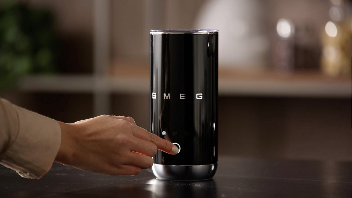 Smeg MFF02BLEU mini mælkeskummer sort