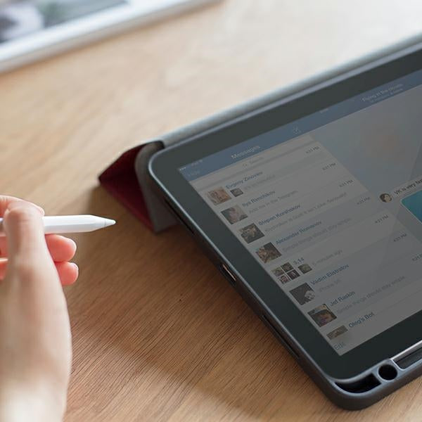 Uniq Transforma Rigor-hylster til iPad Air 10.9 (2020) - rød