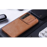 Nillkin Qin læder Pro Case Case til Samsung Galaxy S22+ (S22 Plus) Kamera beskytter Holster Cover Flip Case Brown