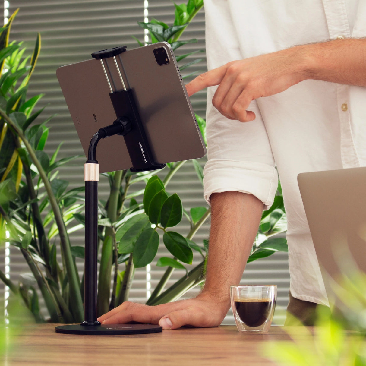 Wozinsky står for tablet og telefon på skrivebordet sort (WTHBK4)