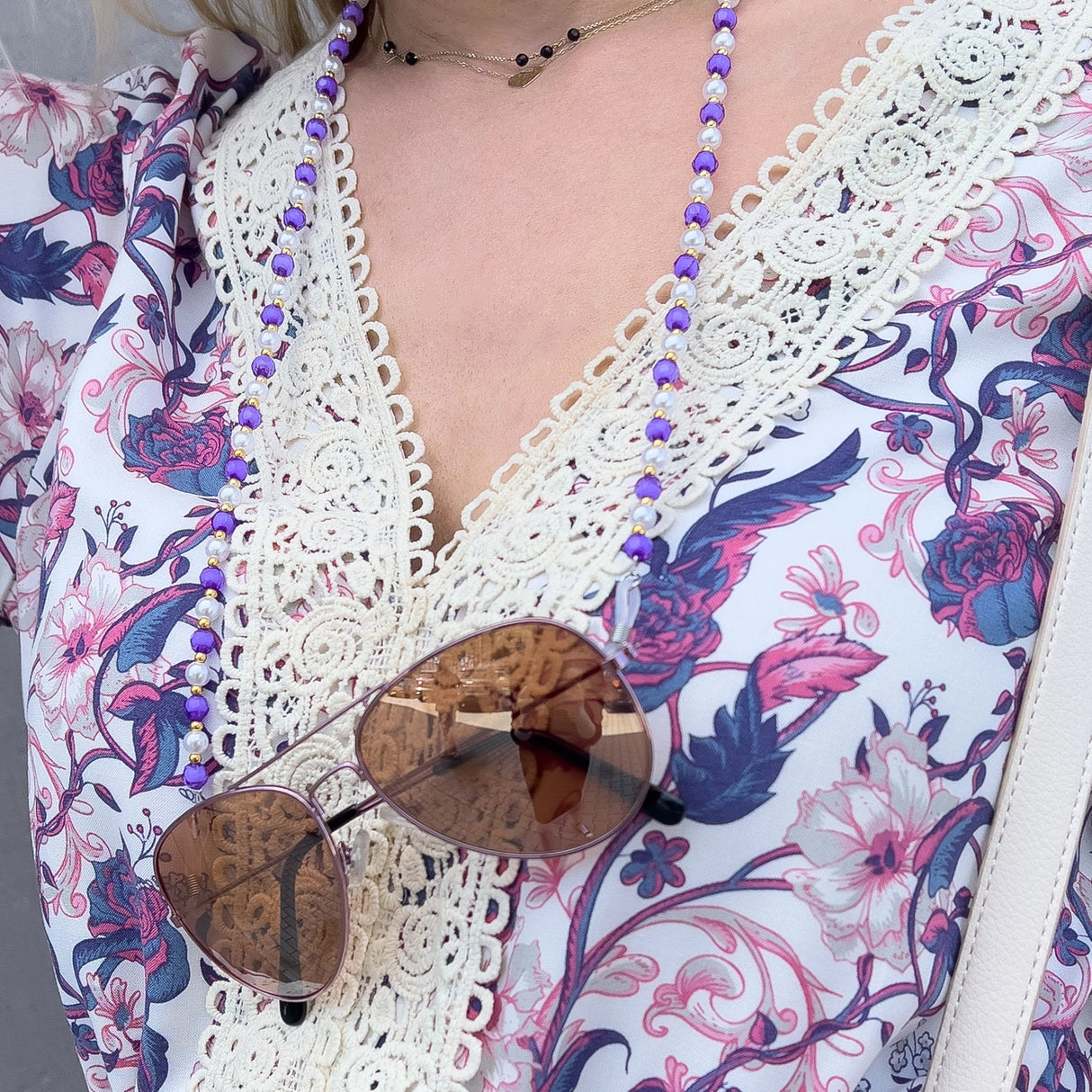 En kæde til briller, perler, en orange pendant