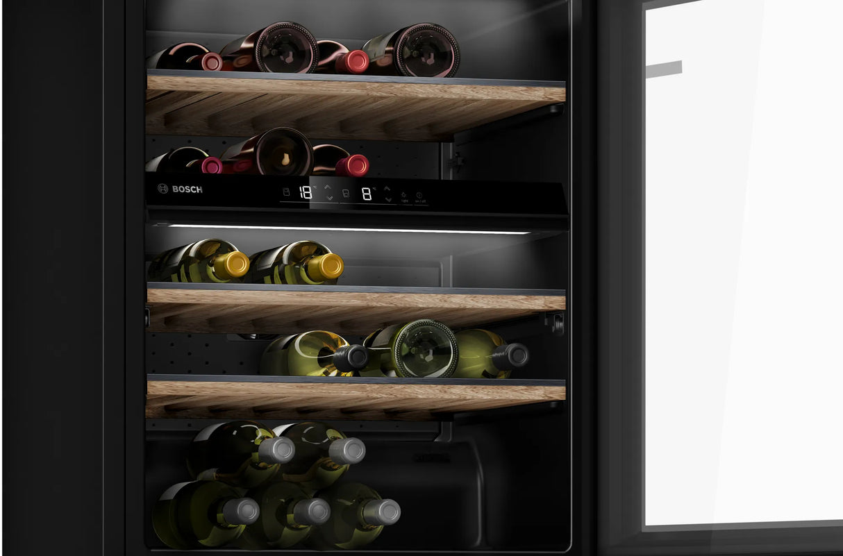 Bosch Serie 6 KWK16ABGB vinkøler Vin køleboks Fritstående Sort 44 flaske(r)