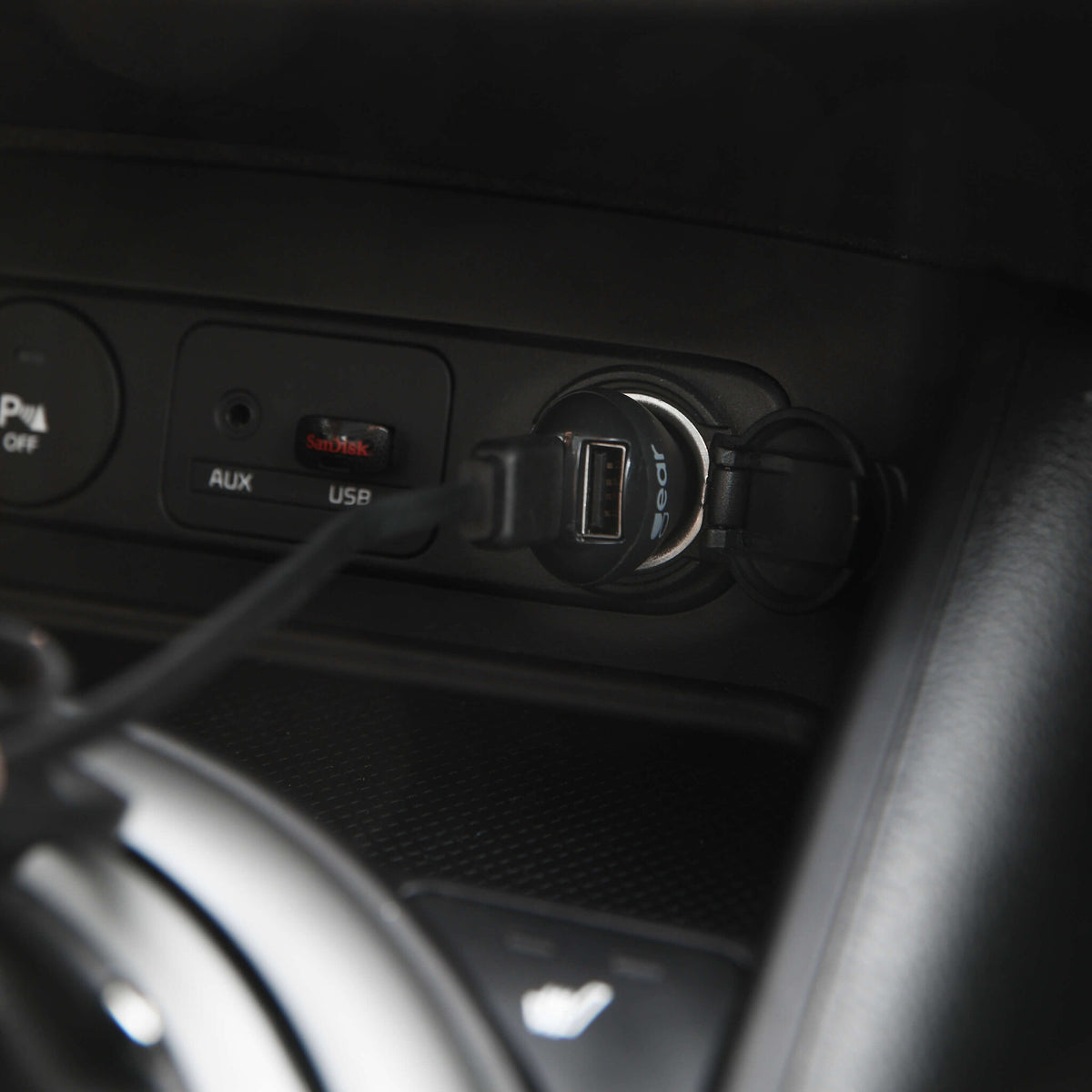 Gear 665012 oplader til mobil enhed Universel Sort Cigartænder, Vekselstrøm Automatisk, Indendørs