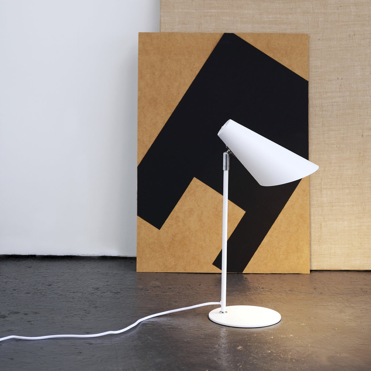 Dyberg Larsen Cale mat hvid bordlampe