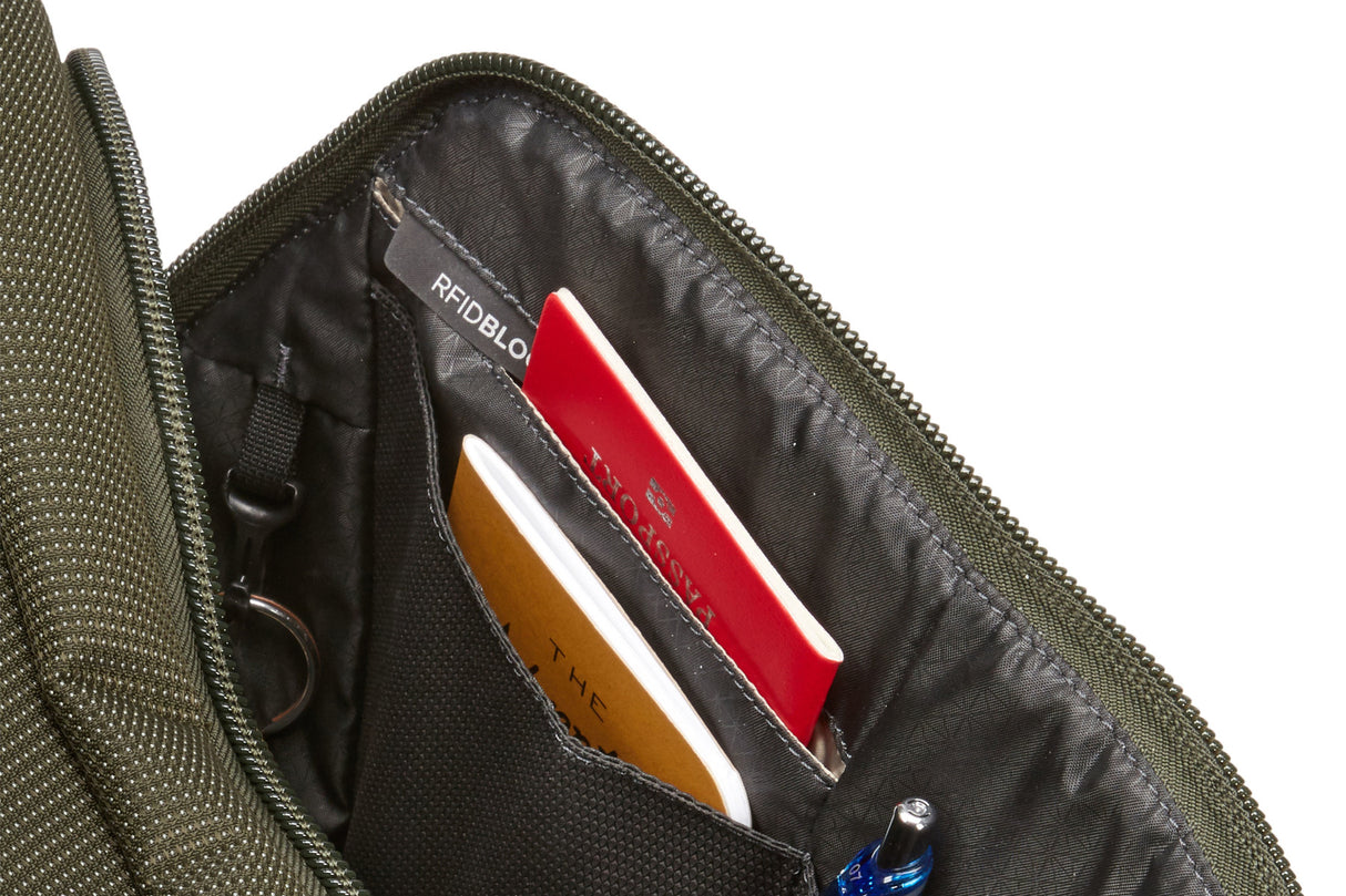 Thule Crossover 2 Boarding Bag 25L. Forest Night Green