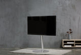 Sinox StandView TV gulvstand, vinklet med drejbar top. 26"-65". Alu finish